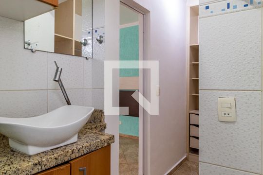 Edícula - Banheiro de casa à venda com 6 quartos, 450m² em Vila Rosália, Guarulhos