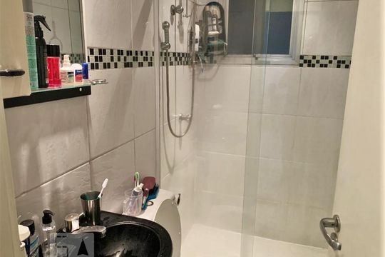 Banheiro de apartamento à venda com 2 quartos, 57m² em Vila Mangalot, São Paulo