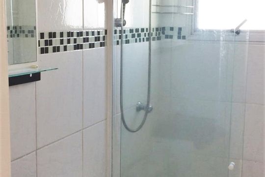 Banheiro de apartamento à venda com 2 quartos, 57m² em Vila Mangalot, São Paulo