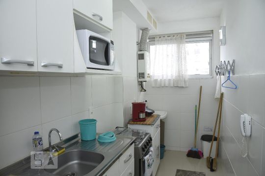 Cozinha e Área de Serviço de apartamento para alugar com 2 quartos, 52m² em Barra da Tijuca, Rio de Janeiro
