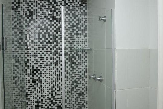 Banheiro Social de apartamento para alugar com 2 quartos, 52m² em Barra da Tijuca, Rio de Janeiro
