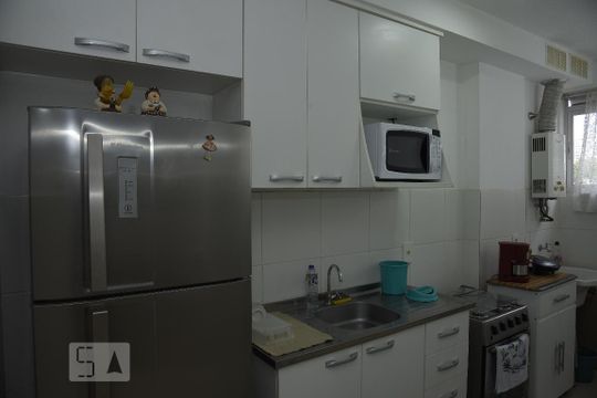 Cozinha e Área de Serviço de apartamento para alugar com 2 quartos, 52m² em Barra da Tijuca, Rio de Janeiro