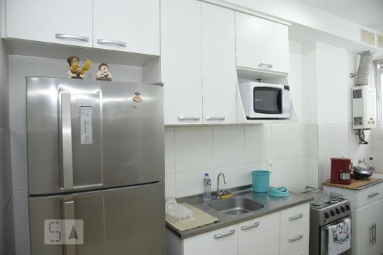 Cozinha e Área de Serviço de apartamento para alugar com 2 quartos, 52m² em Barra da Tijuca, Rio de Janeiro