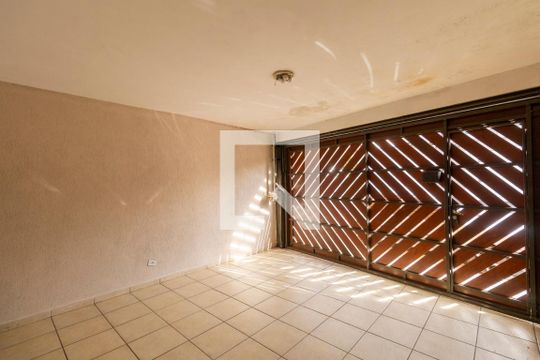 Garagem  de casa à venda com 4 quartos, 185m² em Vila Nhocune, São Paulo
