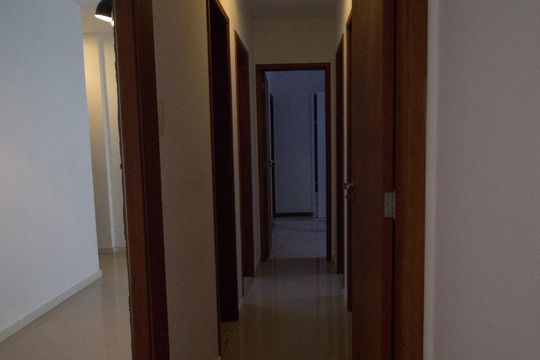 Corredor de apartamento para alugar com 3 quartos, 97m² em Recreio dos Bandeirantes, Rio de Janeiro