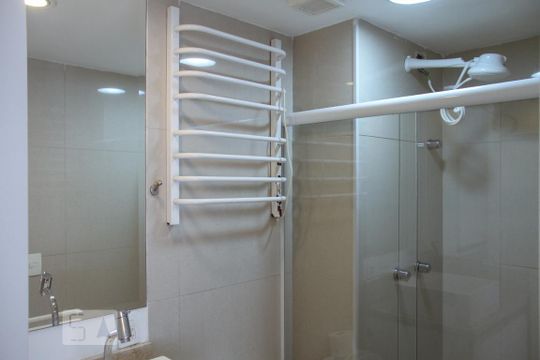 Banheiro de kitnet/studio para alugar com 1 quarto, 36m² em Bela Vista, São Paulo