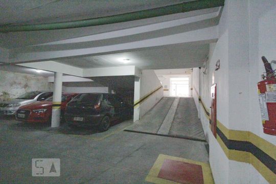 Garagem de kitnet/studio para alugar com 1 quarto, 36m² em Rebouças, Curitiba