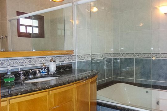 Banheiro de casa à venda com 3 quartos, 308m² em Sarandi, Porto Alegre