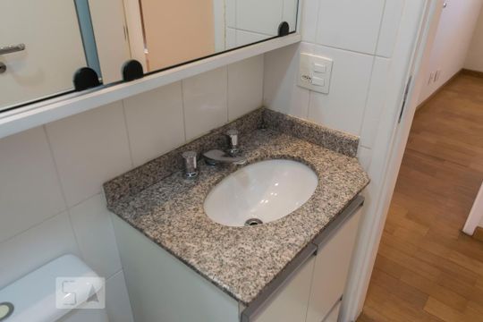 Banheiro social de apartamento à venda com 3 quartos, 78m² em Vila Dom Pedro I, São Paulo