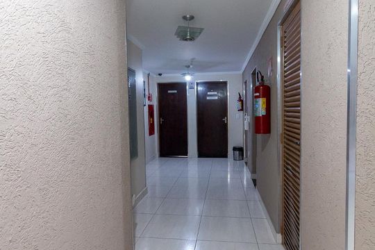 Hall de entrada do condomínio de apartamento para alugar com 2 quartos, 55m² em Jardim Vila Galvão, Guarulhos