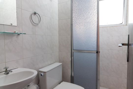 Banheiro de apartamento para alugar com 2 quartos, 55m² em Jardim Vila Galvão, Guarulhos