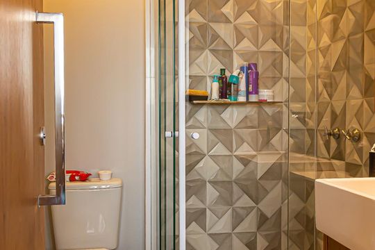 Banheiro da Suíte de kitnet/studio à venda com 1 quarto, 76m² em Vila Mariana, São Paulo