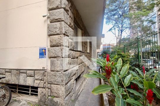 Fachada com cartaz QA de apartamento para alugar com 1 quarto, 45m² em Copacabana, Rio de Janeiro