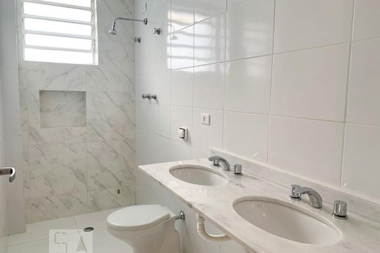 Banheiro de casa para alugar com 3 quartos, 184m² em Vila Madalena, São Paulo