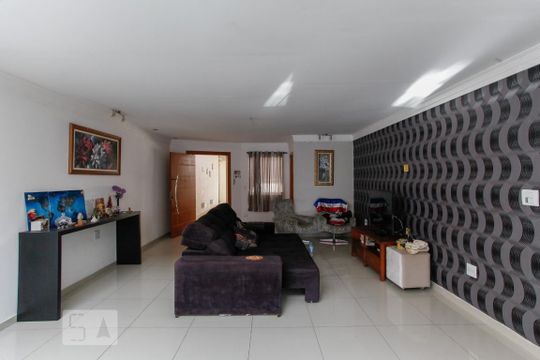 Casa para alugar com 4 quartos, 240m² em Jardim Oriental, São Paulo