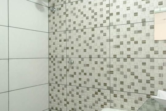 Banheiro de kitnet/studio para alugar com 1 quarto, 35m² em Quarta Parada, São Paulo