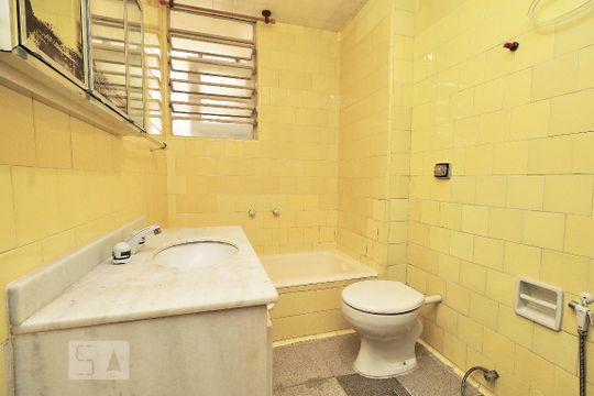 Banheiro Social. de apartamento para alugar com 2 quartos, 79m² em Copacabana, Rio de Janeiro