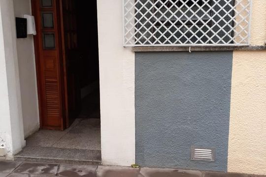 Hall de apartamento para alugar com 1 quarto, 42m² em Passo da Areia, Porto Alegre