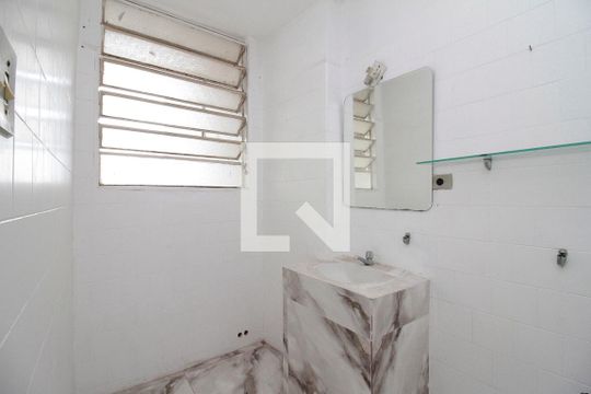 Banheiro de kitnet/studio para alugar com 1 quarto, 39m² em República, São Paulo