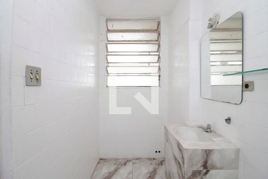 Banheiro de kitnet/studio para alugar com 1 quarto, 39m² em República, São Paulo