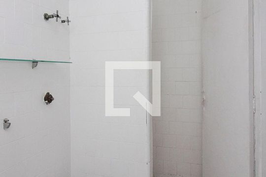 Banheiro de kitnet/studio para alugar com 1 quarto, 39m² em República, São Paulo