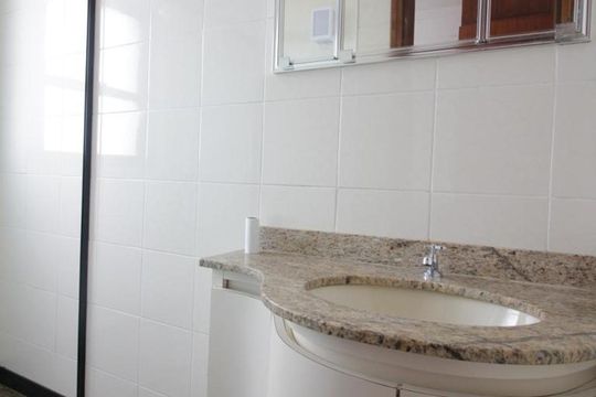 Banheiro de serviço de apartamento para alugar com 5 quartos, 272m² em Vila Andrade, São Paulo