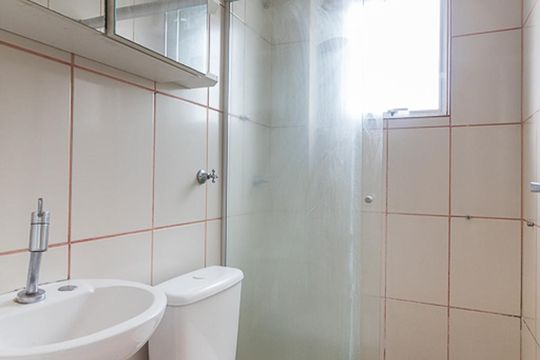 Banheiro de apartamento à venda com 1 quarto, 32m² em Jardim Itu Sabará, Porto Alegre