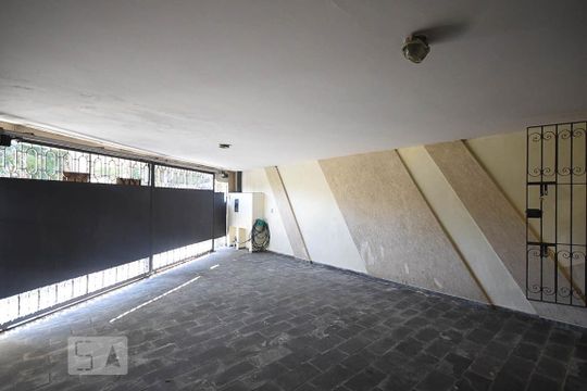Garagem de casa para alugar com 3 quartos, 202m² em Jardim Colombo, São Paulo