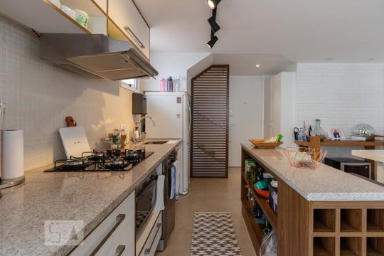 Cozinha de apartamento para alugar com 1 quarto, 60m² em Vila Nova Conceição, São Paulo