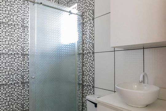 Banheiro de apartamento à venda com 2 quartos, 50m² em Parque Novo Oratório, Santo André