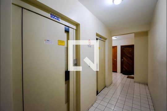 Hall de entrada de apartamento à venda com 2 quartos, 66m² em Vila Galvão, Guarulhos