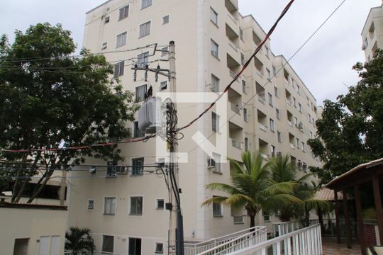 Fachada do bloco de apartamento para alugar com 2 quartos, 47m² em Taquara, Rio de Janeiro