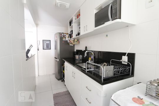 Cozinha de apartamento para alugar com 2 quartos, 69m² em Jacarepaguá, Rio de Janeiro