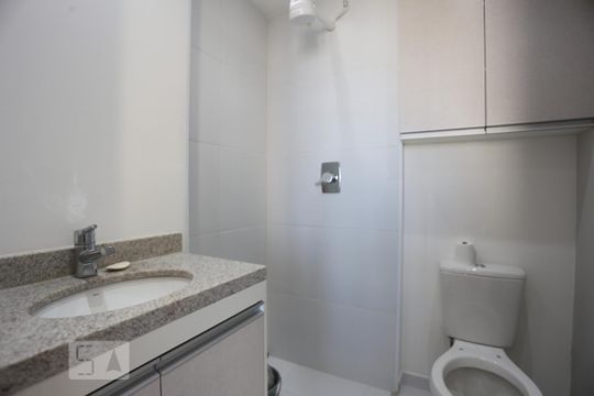 Banheiro de kitnet/studio para alugar com 1 quarto, 22m² em Centro, São Paulo