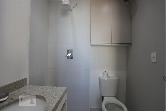 Banheiro de kitnet/studio para alugar com 1 quarto, 22m² em Centro, São Paulo