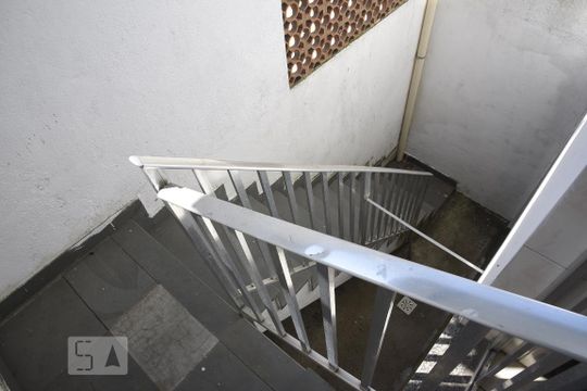 Escada de casa de condomínio para alugar com 2 quartos, 160m² em Pechincha, Rio de Janeiro