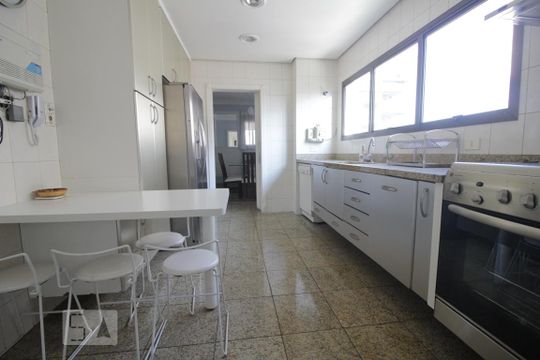 Cozinha de apartamento à venda com 3 quartos, 368m² em Vila Suzana, São Paulo
