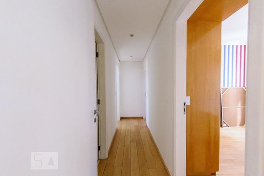 Corredor de apartamento para alugar com 3 quartos, 146m² em Cambuí, Campinas