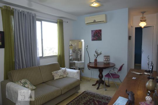 Sala de apartamento para alugar com 1 quarto, 37m² em Anil, Rio de Janeiro