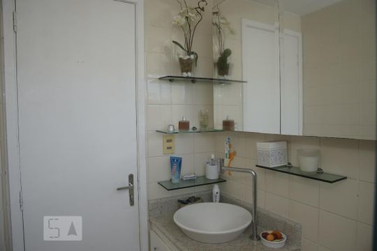 Banheiro  de apartamento para alugar com 1 quarto, 37m² em Anil, Rio de Janeiro