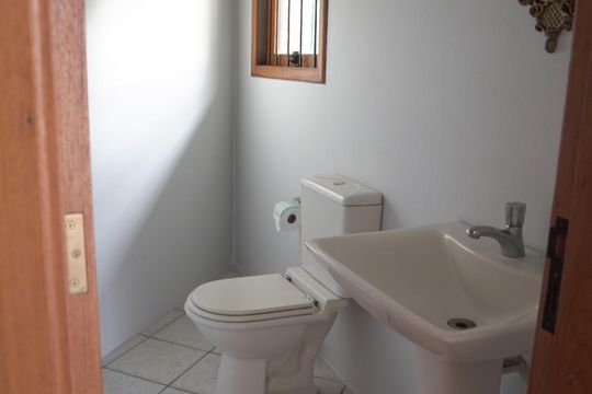 Banheiro 2 de casa à venda com 4 quartos, 305m² em Morro do Espelho, São Leopoldo