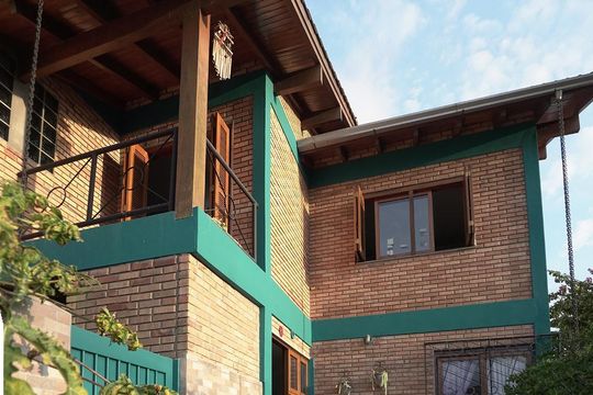 Fachada de casa à venda com 4 quartos, 305m² em Morro do Espelho, São Leopoldo