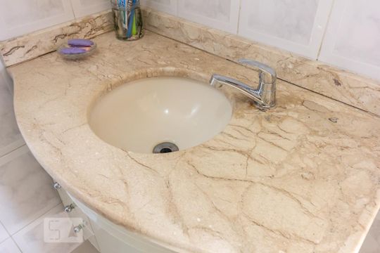 Banheiro Pia de apartamento à venda com 3 quartos, 70m² em Vila Ipojuca, São Paulo