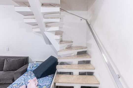 Escadas de casa à venda com 2 quartos, 105m² em Vila Gomes Cardim, São Paulo