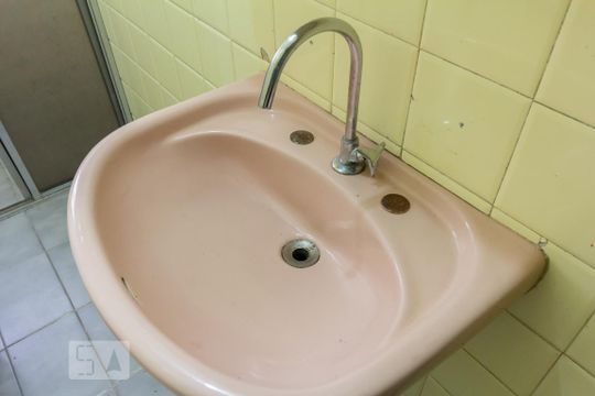 Banheiro Pia de casa para alugar com 2 quartos, 82m² em Perdizes, São Paulo