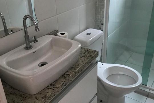 Banheiro de apartamento para alugar com 1 quarto, 35m² em Alto da Rua Xv, Curitiba