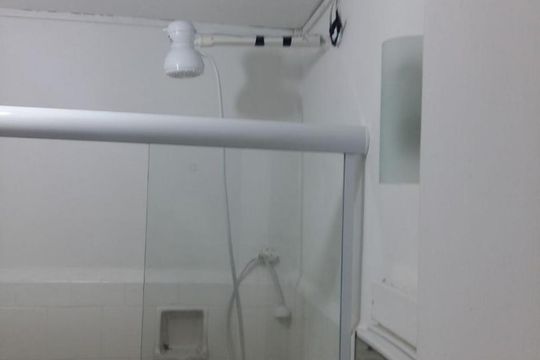 Banheiro de kitnet/studio à venda com 1 quarto, 27m² em Botafogo, Rio de Janeiro