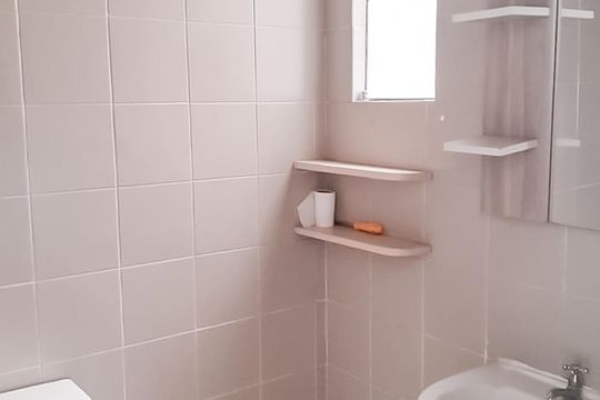 Banheiro de apartamento à venda com 2 quartos, 60m² em Cavalhada, Porto Alegre
