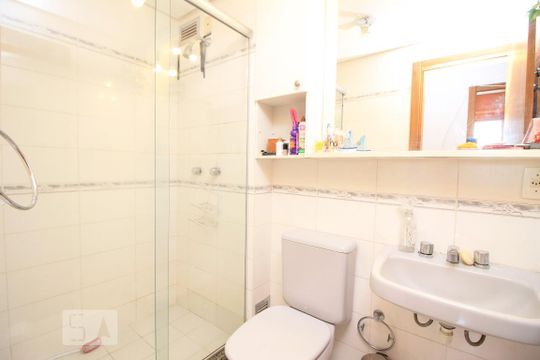 Banheiro de apartamento à venda com 3 quartos, 98m² em São João, Porto Alegre
