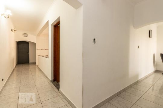 Corredor  de casa à venda com 3 quartos, 300m² em Cidade Antônio Estevão de Carvalho, São Paulo